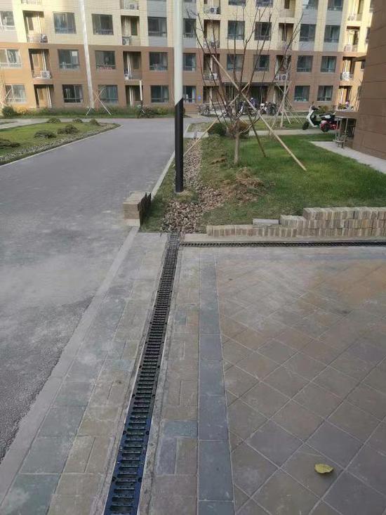 青棠湾绿地中的卵石沟和单元门前的线性排水沟