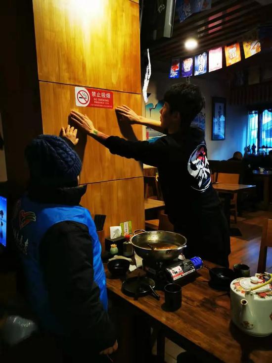 2015年北京控烟立法后，“禁止吸烟”标识成为室内餐饮场所的标配。图/受访者提供