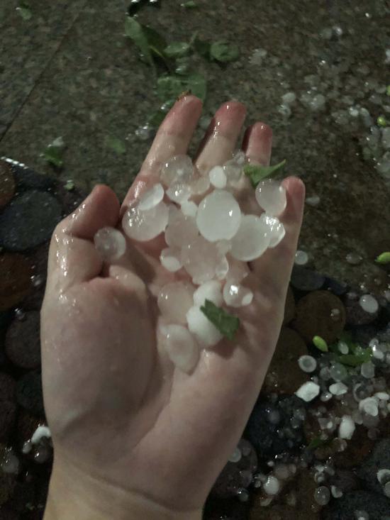 延庆昌平怀柔下冰雹了这么大个儿落了一地