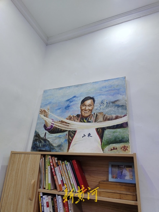 程运付家里摆放的网友送的手绘像