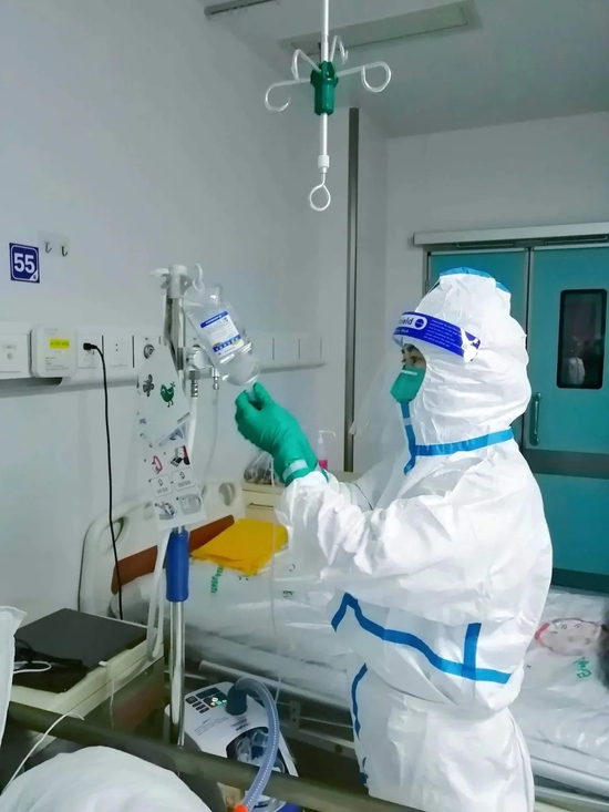 上海市公共卫生临床中心工作人员正在为患者输液。（受访者供图）