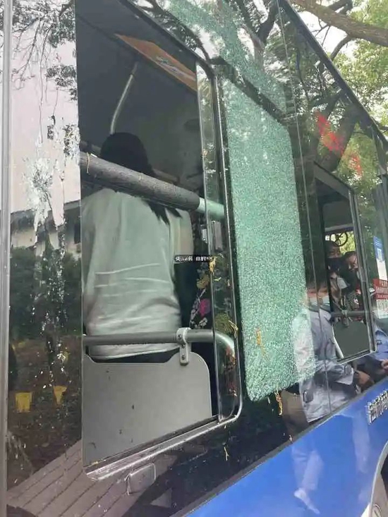 西湖茅家埠，杭州两男子怒砸公交车窗，乘客讲述现场一幕