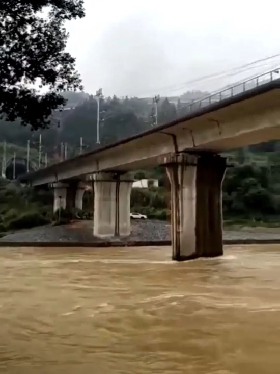 月寨桥下水流湍急（目击者视频截图）