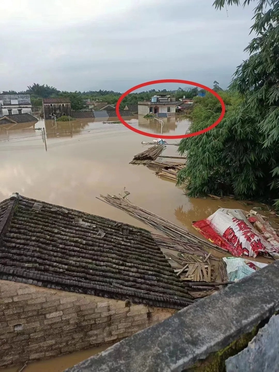  6月22日，英德市浛洸镇鱼咀村，曹女士的家（红色标记内房子）被淹没大半。图/受访者提供