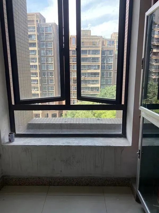 1条规定:楼梯间,电梯厅等共用部分的外窗窗台距楼面,地面的净高小于0.