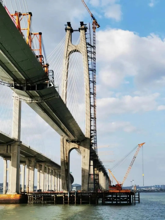 泉州湾跨海大桥大桥桥塔实景照片 　。ㄍ荚：铁四院严爱国团队）