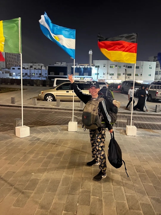 世界杯开幕前，乔西刚刚抵达卡塔尔，为了见证梅西的最后一届世界杯，她辞职后从杭州深夜飞抵卡塔尔。受访者供图