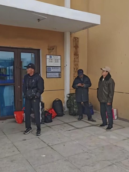 吉林一火车站白天关闭4个多小时,有旅客在冷风中等候,车站:车次少中午闭站管理,如提前到达可联系工作人员