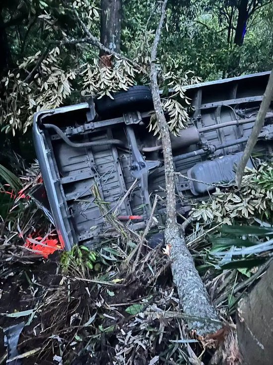 中国公民5死8伤！巴厘岛凌晨车祸亲历者发声：司机直接离开了现场，没回头救任何人 伤者送医院15小时后才得到有效救治