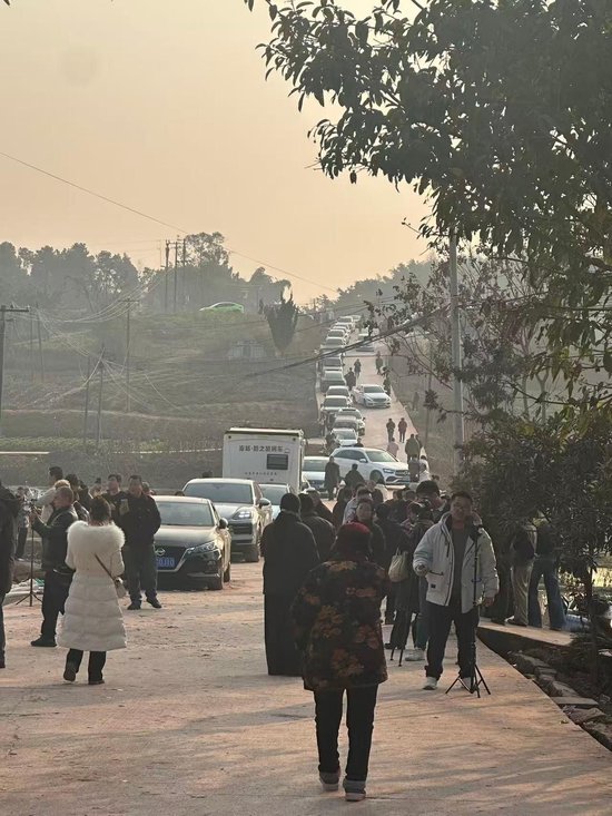 杀年猪女孩“呆呆”3天涨粉200万，村委称无剧本，爆火前其一家人很普通