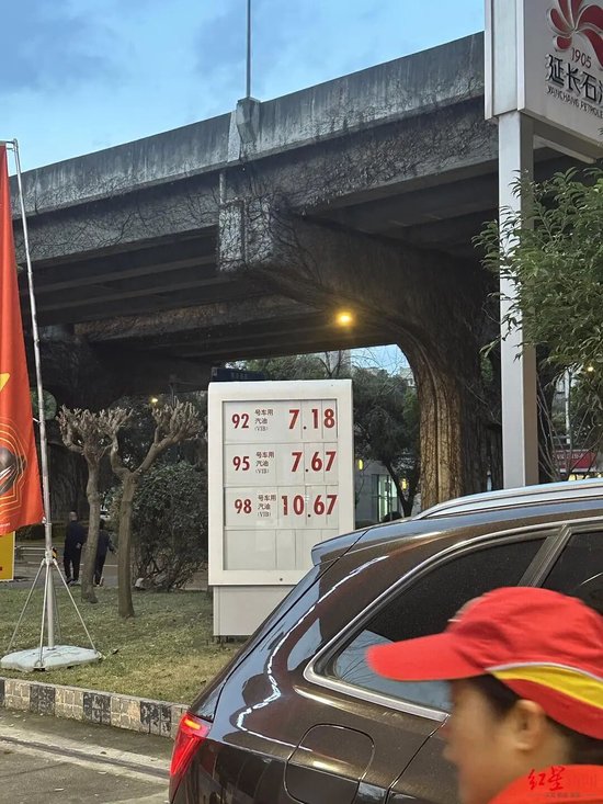 油价大涨多地加油站排长队，有人半小时才排到 预计霍尔木兹海峡局势将致油价跳涨，伊朗警告：油价或超200美元