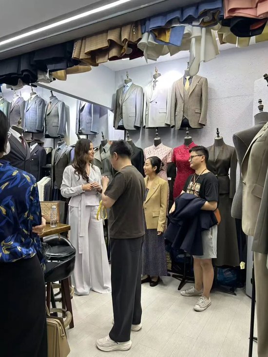武契奇夫人到上海轻纺面料市场定制西服，老板娘：我们全程用英语交流，她点名要用国产羊毛