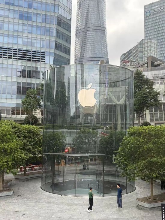 苹果iPhone 18等5款新品正式发售：门店现场排长队，黄牛称iPhone 18 Pro“没人要”，Pro Max受追捧