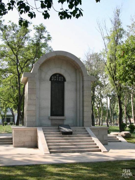  △如今，北京大学、清华大学、南开大学均已在校园里树起西南联大纪念碑。四座纪念碑共同见证历史，共同传承西南联大精神。这是位于南开大学的西南联大纪念碑。（资料图）