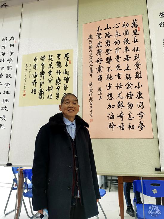 △这是87岁的社区居民颜长策老先生为庆祝中国共产党成立100周年创作并书写的诗作。（总台央视记者姚瑶拍摄）