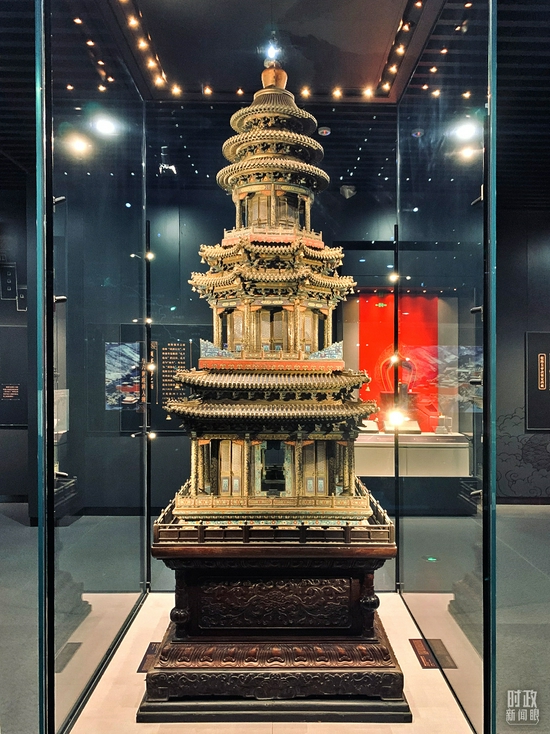 △承德博物馆镇馆文物——清紫檀木座铜胎珐琅塔,通高305厘米。乾隆皇帝为迎接六世班禅来承德朝觐,下谕旨兴建须弥福寿之庙,并将这一文物移来此处。(总台央视记者范一鸣拍摄)