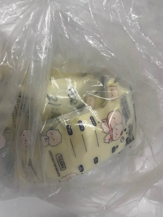 记者收到的人乳包裹,泡沫箱中有5包各100毫升可能已变质的奶状物,箱中