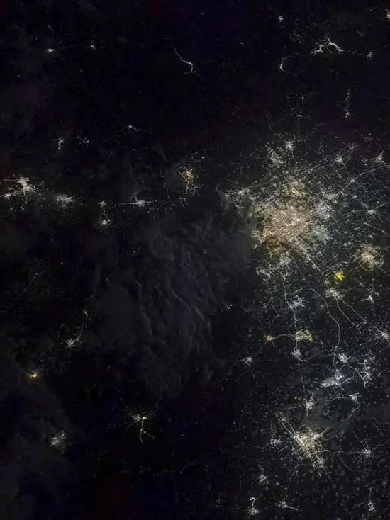 2021年8月24日晚上9点29分，北京上空。航天员聂海胜 摄 图片来源：载人航天办