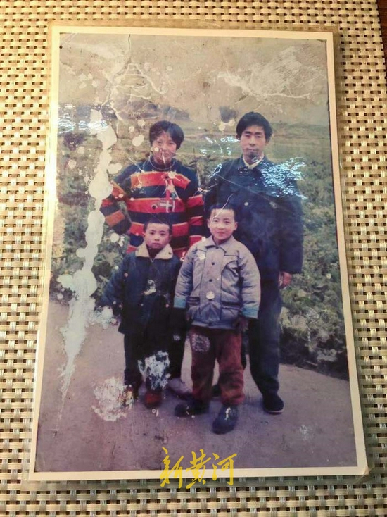 1993年，赵永勇兄弟和父母的全家福。 受访者供图