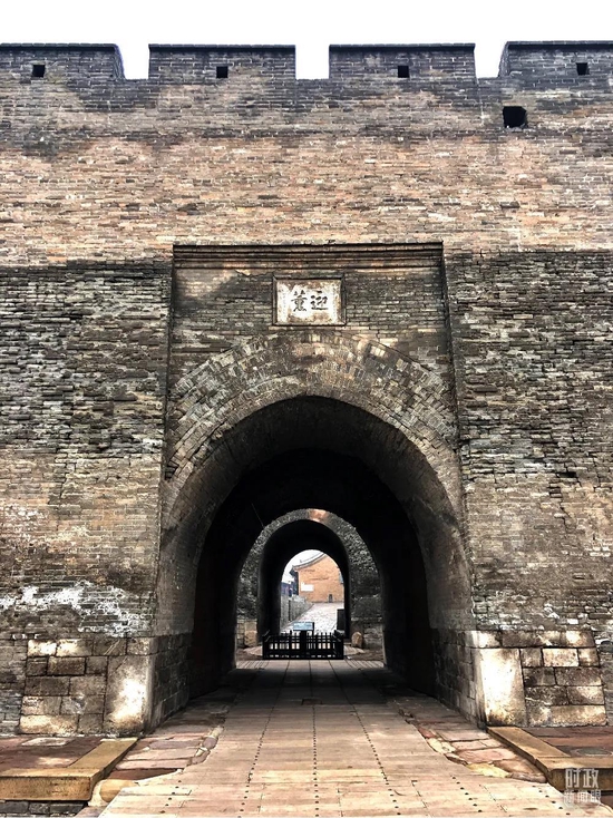 △平遥古城迎薰门。（总台央视记者许永松拍摄）