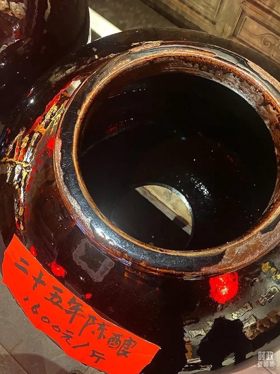 △东湖老醋坊内的“25年陈酿”，价格是1600元一斤。（总台央视记者李辉拍摄）