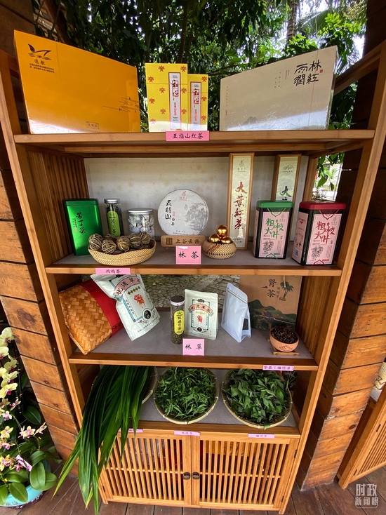  △水满乡毛纳村的特色农产品。（总台央视记者郭晓龙拍摄）