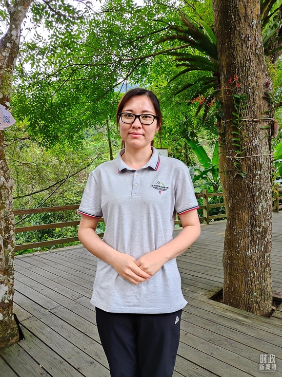 △郑燕，现为海南热带雨林国家公园管理局五指山分局宣教科普科工作人员。（总台央视记者杨立峰拍摄）
