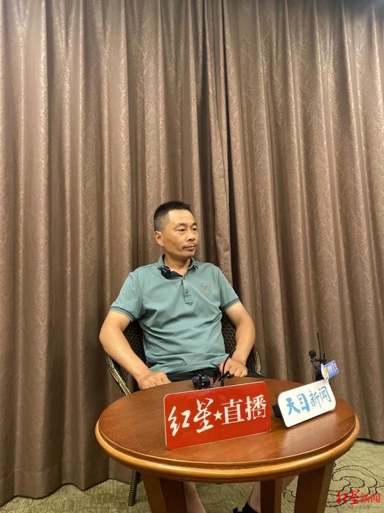 ↑6日晚，李胜在西双版纳接受红星新闻记者采访
