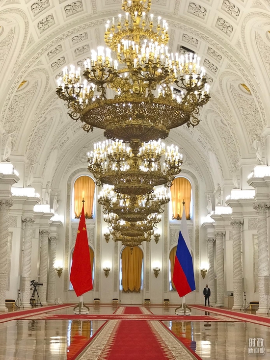 △克里姆林宫乔治大厅，习主席在这里同普京总统握手合影。（总台央视记者石伟明拍摄）