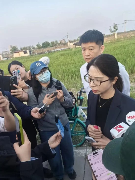 “如果我忍了，下一个怎么办？”全国首例“职场性侵认定工伤案”开庭，崔丽丽整理提交近400页证据：即便再难，也想尝试去做