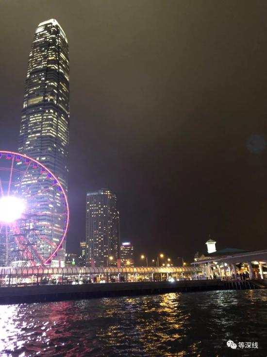 许家印 吴佩慈 IFC和四季酒店附近夜景 《等深线》记者 周远征 摄影
