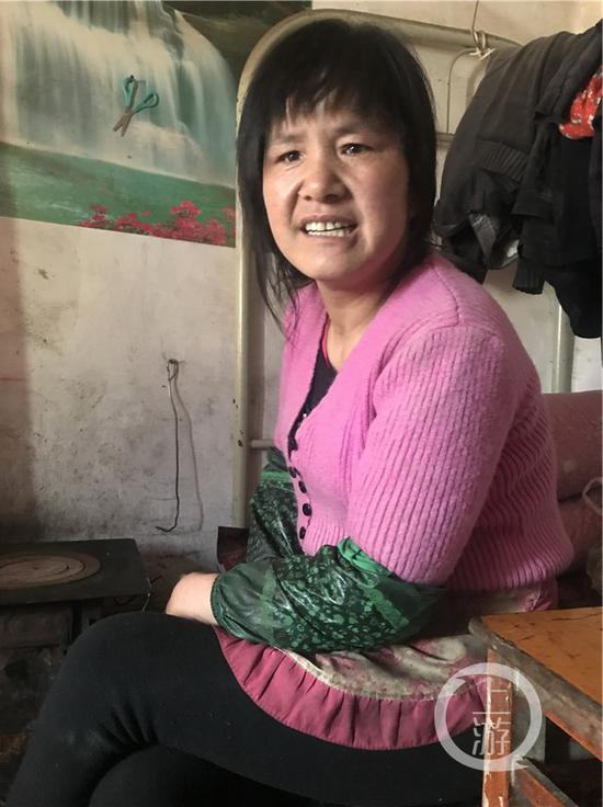 ▲芳芳的母亲张淑娃声称孩子是自愿去杭州“成亲”。对女儿辍学之举，她表示自己阻拦过没管用。摄影/上游新闻记者 范永松