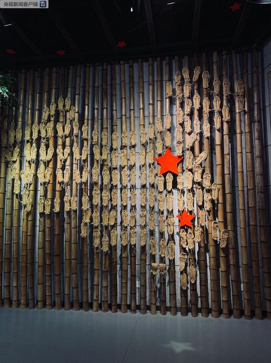 △纪念馆展出的“草鞋地图”。这是红军长征胜利80周年时,用红五星和80双草鞋绘出的中国地图。(央视记者邢彬拍摄)