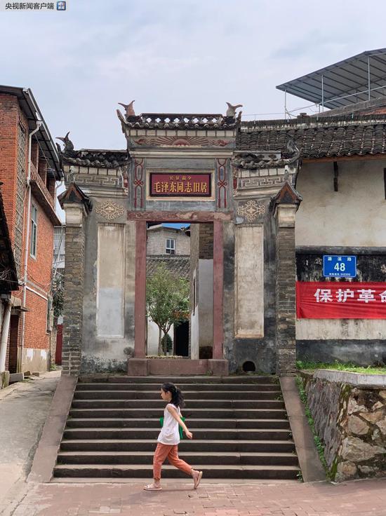 △这是位于于都县城的毛泽东旧居——何屋,也是赣南省苏维埃政府旧址。1934年9月中旬,毛泽东从瑞金来到于都,就住在这里的东厢房。10月18日,毛泽东离开何屋,从于都县城东门渡口开始了长征。(央视记者沈忱拍摄)