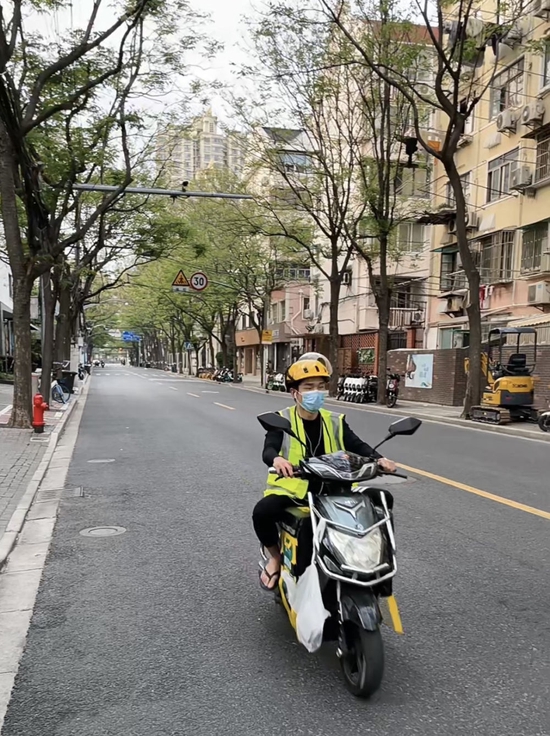  梅凯林在上海市静安区运送完一批物资后，继续赶去采购。（受访者供图）