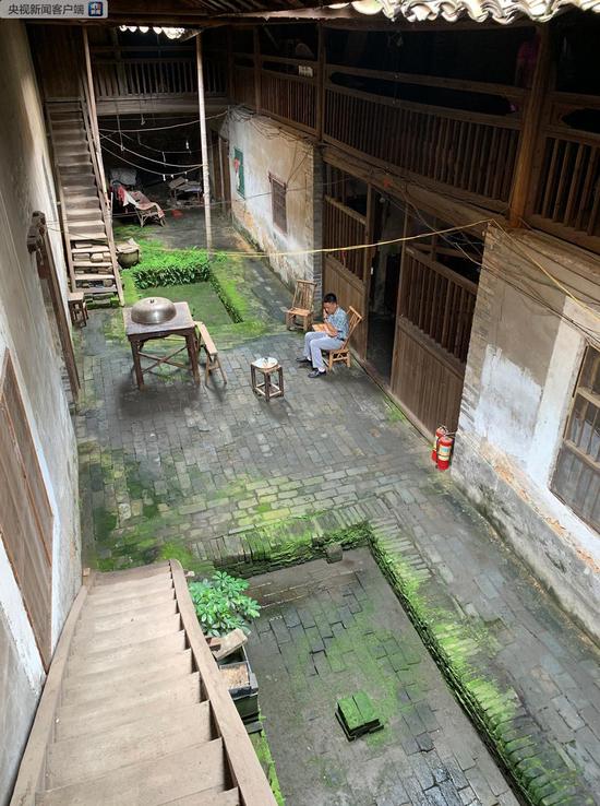 △这座民居没有门板,夜不闭户,就这样过去了85年。(央视记者沈忱拍摄)