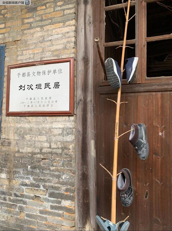 △于都县的这座客家民居——刘次垣民居建于清代,约有两百年历史。它曾经是红军部队集结出发时的临时居所中的一座。墙壁上的许多红军标语保存至今。(央视记者沈忱拍摄)