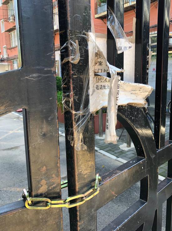 北京日报|居民挖洞取快递太尴尬，这些封着的门也该开了