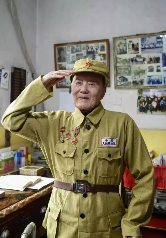  张富清。图片来源：军报记者