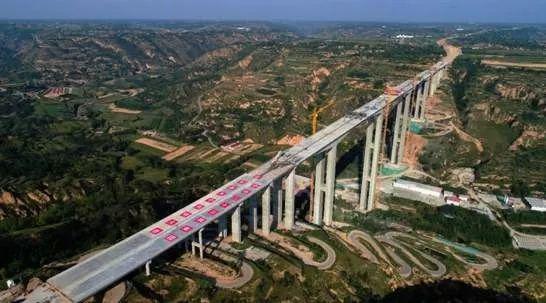  （图：近日成功合龙的黄土地区亚洲第二高墩天宁沟特大桥。）