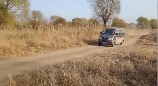 面包车参加越野车赛跑第四 车手：全程收着开