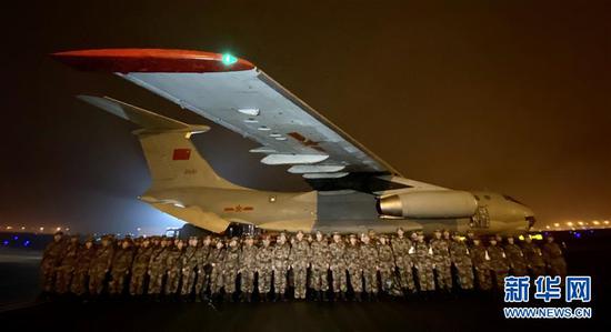 1月24日晚，除夕夜，陆军军医大学医疗队在重庆江北国际机场停机坪集结，飞赴武汉。新华社发