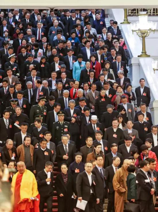 两会照片:2019两会现场照片精选 周强张军与人握手打招呼 3月12日,北京人民大会堂,十三届全国人大二次会议第三次全体会议结束后,列席的政协委员离场。中国青年报·中青在线 中国青年网记者 李建泉/摄