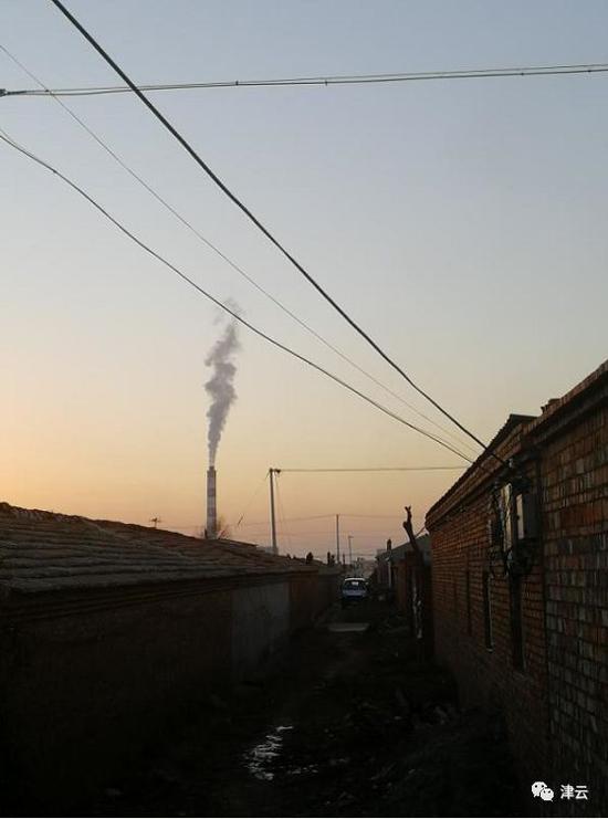 在向家营村里就能看到化工厂的烟囱