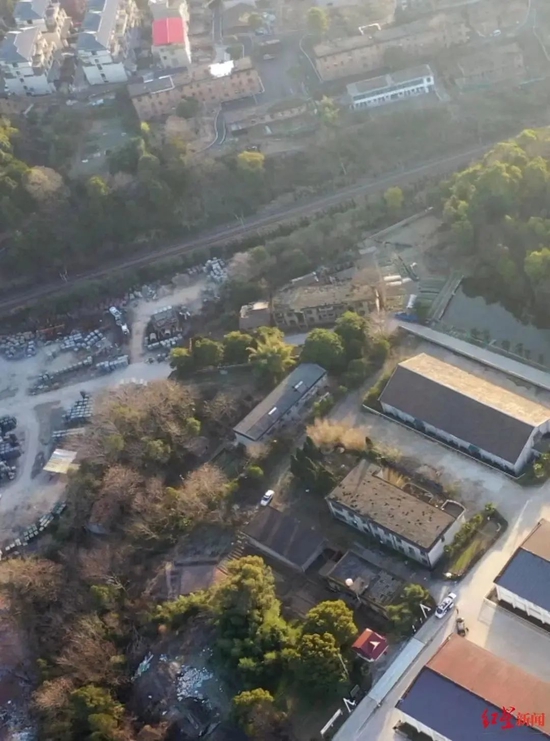 村民称找鸡时发现胡鑫宇遗体,缢吊绳索为鞋带