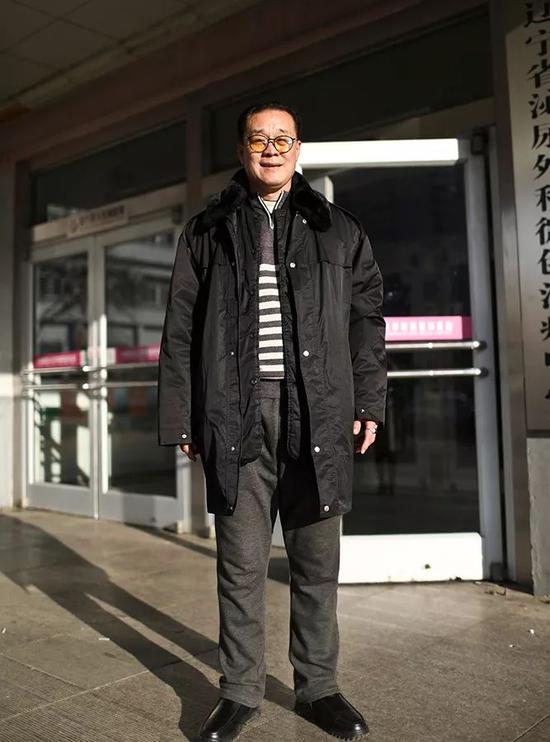 范三,52岁。年轻时,行家管范三叫三哥。在80年代的抚顺,三哥算得上是号人物。就像电影《江湖子女》中廖凡扮演的“斌哥”。持枪伤人、抢劫、盗窃等,共坐牢五次,服刑23年,2013年出狱。