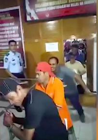 海外网@因疫情获假释 印尼囚犯“大摇大摆”跳舞出监狱