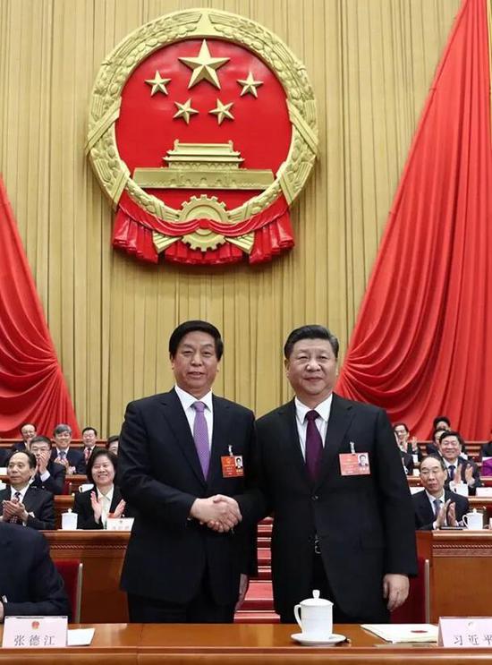 两会闭幕式:全国两会正式闭幕 这十大难忘瞬间值得你收藏(图) 平同新当选的全国人大常委会委员长栗战书握手。新华社记者 鞠鹏 摄