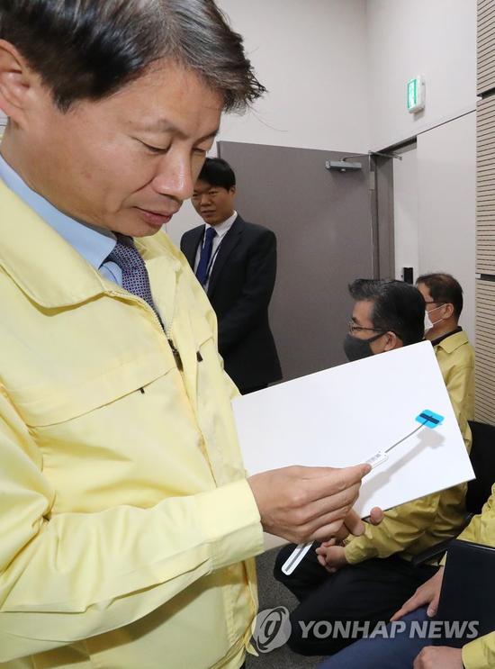 韩国公布电子手环实物:违反隔离者要戴 网友纷纷