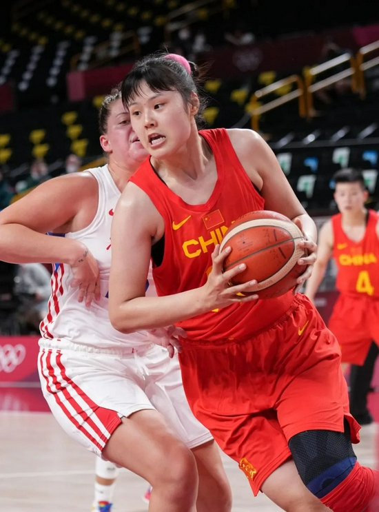 7月27日，在东京奥运会女子篮球预赛C组比赛中，中国队以97比55战胜波多黎各队。新华社记者 孟永民 摄
